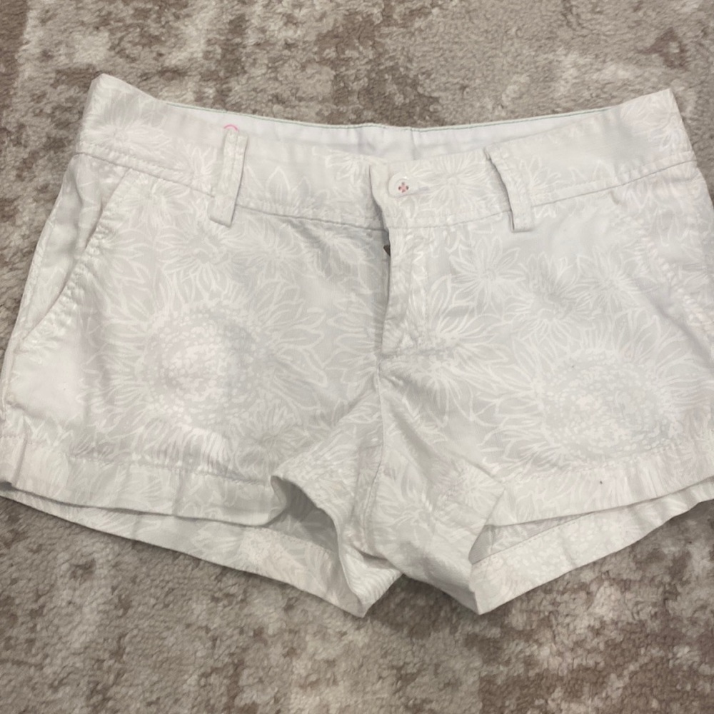 Lilly Pulitzer size 4 white patterned shorts